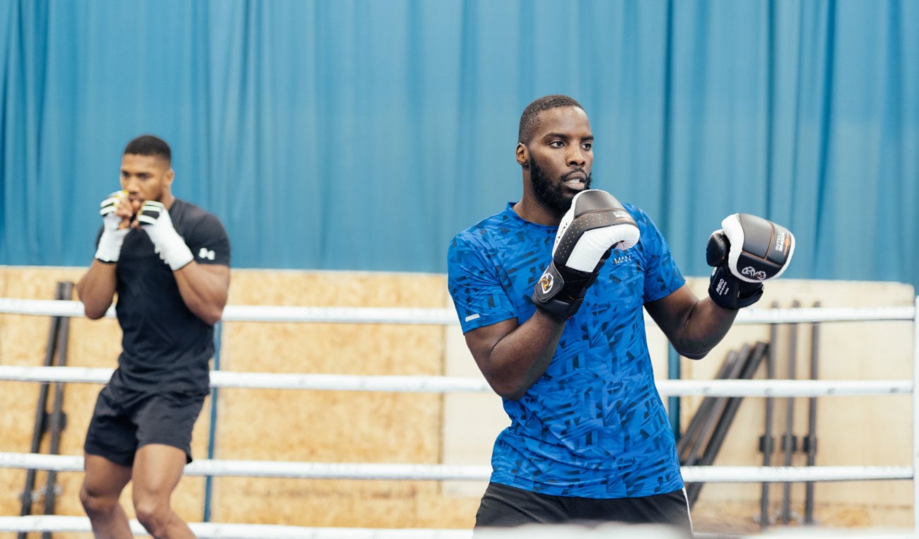 Lawrence Okolie doing a boxing workout with client.